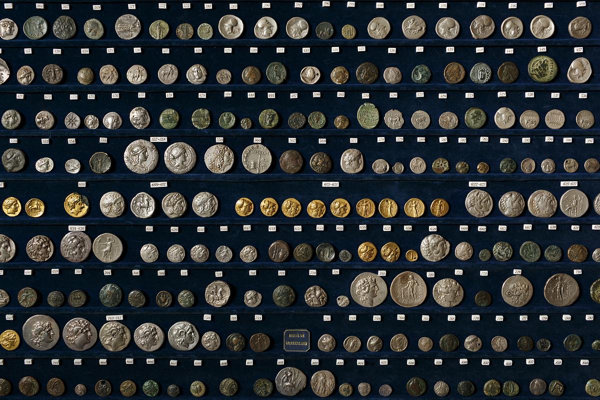 Græske mønter i montre fra antiksamlingen