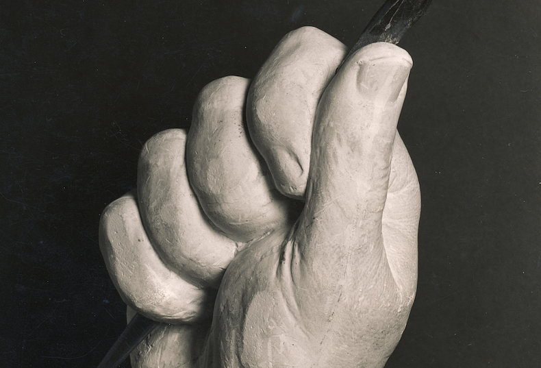 Close up af knyttet hånd på skulptur