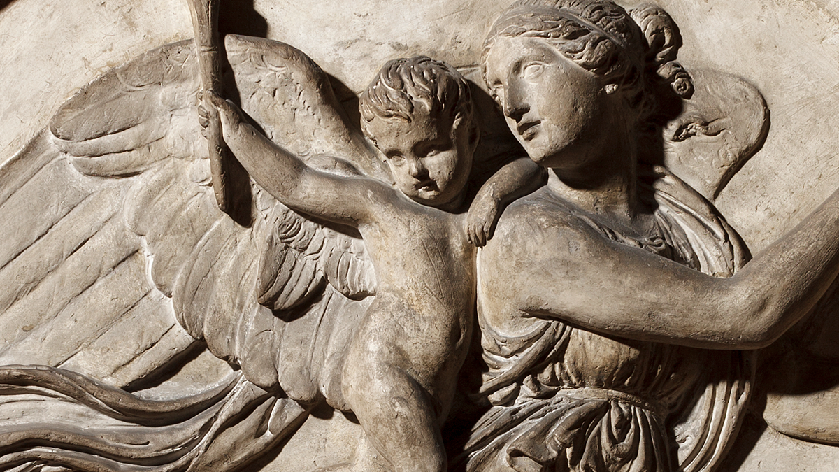 Relief set tæt på af engel og barn