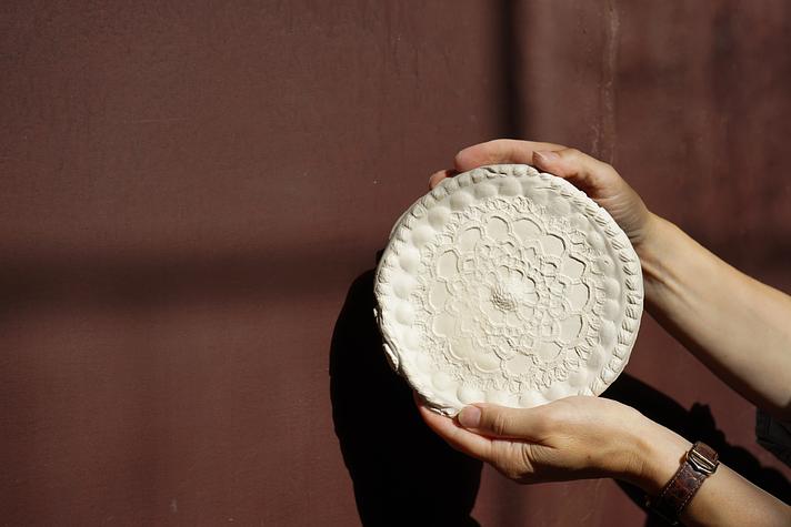 MAKE A RELIEF AS A CHRISTMAS GIFT WITH ARTIST LAURA ELAINE GUISEPPI 