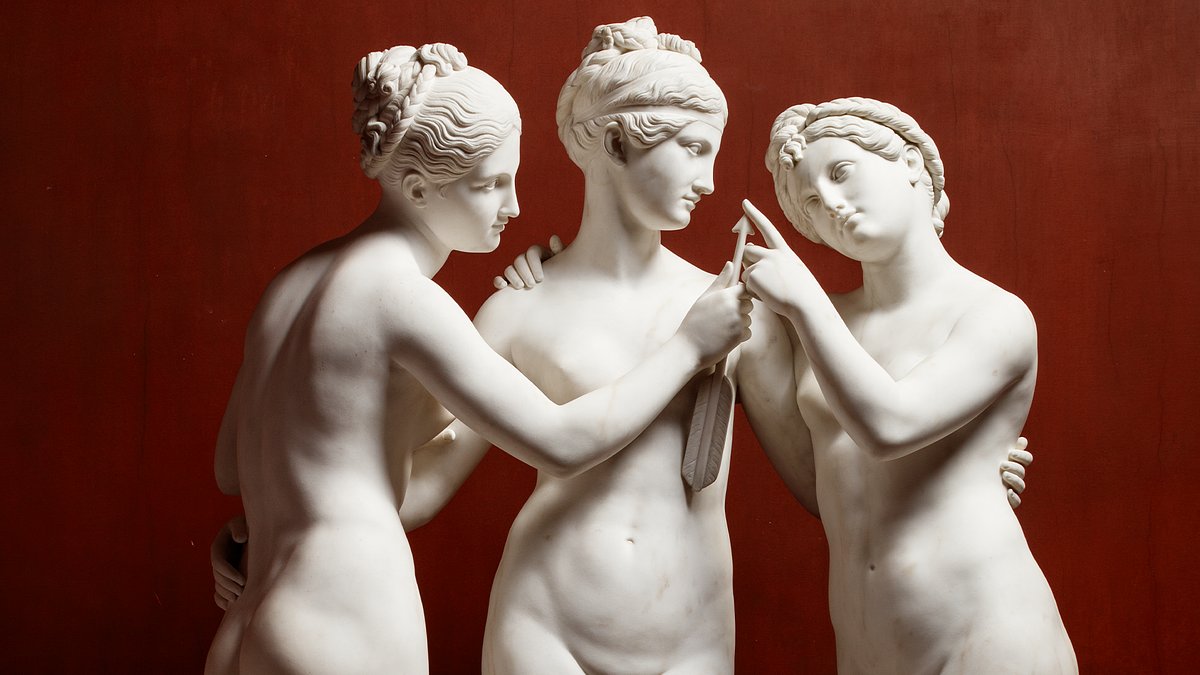 Skulptur af gratierne med amors pil